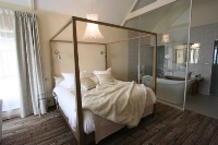 La chambre Molne ou suite nuptiale de 41 m2 avec salle de bains ouverte.