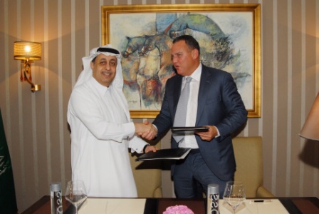 Son Altesse le prince Bandar bin Saud bin Khalid, prsident de Al Khozama Management Company et Alan Leibman,prsident de Kerzner International lors de la signature du projet.