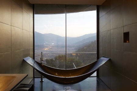 Une tonnante baignoire en forme de hamac offre une vue plongeante sur la valle.