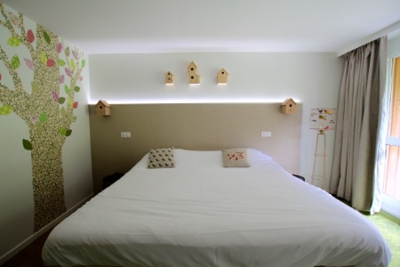 La dcoration des chambres fait cho  la rgion - bois, neige, nature - dans une version moderne.