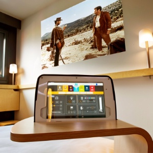Au Nomad Hotel, une tablette tactile permet de piloter air conditionn, chauffage, clairage LED...