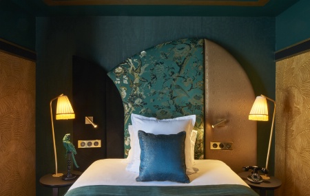 Une chambre meraude : Verte et noire ; les ttes de lit ont t conues comme des paravents en hommage  l'univers du Pigalle fminin d'antan.