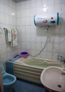 Dans les chambres d'htels nord-corens, la baignoire fait office de rservoir d'eau.