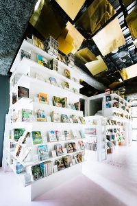 Le Manga Art Hotel, Tokyo, o les 35 lits capsulessont nichs entre les tagres de livres.