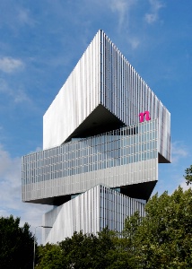 Le btiment, compos de trois triangles superposs pointant dans toutes les directions, symbolise le cosmopolitisme d'Amsterdam.