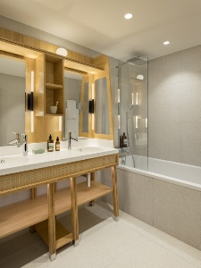 Une salle de bains du FirstName Htel Bordeaux.