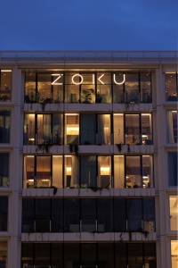 L'htel Zoku Paris (XVIIe) est situ dans l'immeuble Stream Building qui accueille galement commerces et bureaux.