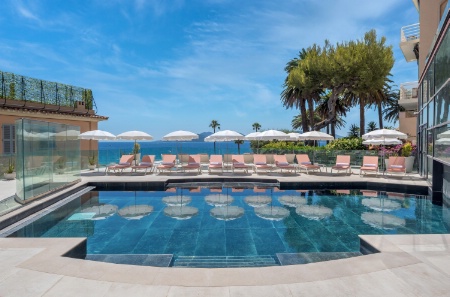 La piscine intrieure et extrieure du Canopy by Hilton Cannes.