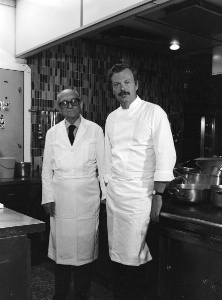 1969,  Jean-Andr Charial aux cts de Raymond Thuilier, en cuisine  L'Oustau de Baumanire.