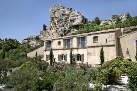 Le paysage minral unique encadrant Baumanire, au pied des Baux-de-Provence.