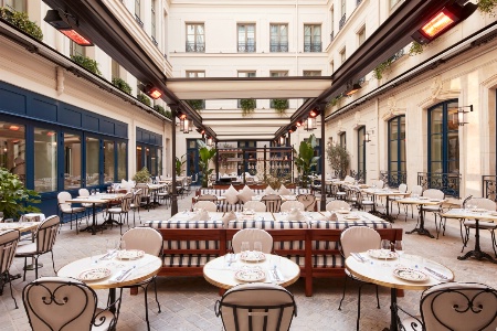 La cour du restaurant La Chambre bleue,  la Maison Delano Paris, qui a ouvert en dbut d'anne 2023.
