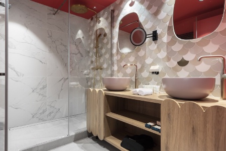 Avec un grand receveur de douche, la paroi s'impose. Comme dans cette salle de bains de l'htel Black Bass  Annecy, imagine par l'agence Erōz.