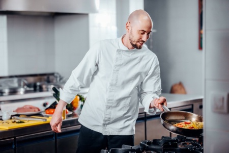 La valeur du repas du dirigeant sera valu selon le forfait applicable  ses salaris.