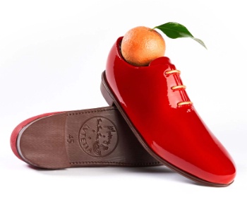 Nicolas Guercio, chef ptissier du Lutetia, rend hommage  la tradition familiale en dposant une mandarine, dans un soulier. D'o le nom de la bche : N'oublie pas mon petit soulier.