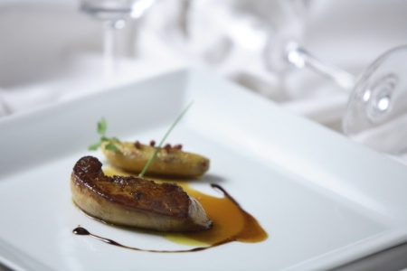 Une recette dErick Jacquin (La Brasserie Erick Jacquin, So Paulo) : Escalope de foie gras et banane au rhum et chocolat.