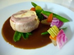 Recette de chef à chef : La volaille "Cour d'Armoise" roulé, farcie, fin ragout de légumes de saison, vrai jus…