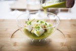 Recette de chef à chef : L'île flottante de petits pois, royale d'échalote fumée, blanc-manger, glace de petits pois, pickles d'oignons de Toulouges