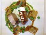 Recette de chef à chef : Poitrine de cochon fermier fumée puis confite, purée de petits pois à la sarriette, raviolis glacés au jus