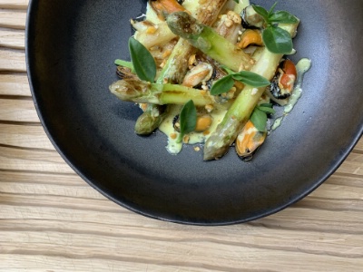 Asperges blanches rties, moules sauce curcuma.