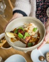 Travers de cochon cuit au noac-mâm, coleslaw et yaourt miel-cacahuètes