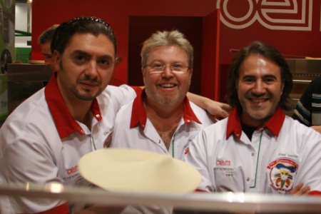 Lacteur Jos Garcia ( droite) en plein show  EquipHotel aux cts de Thierry Graffagnino et Ciro Panella ( gauche), prsident et vice-prsident de la nouvelle Fdration des Pizzaolos de France.