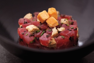 Tartare de thon faon Rossini (tartare de thon, bloc de foie gras, marinade  la truffe noire, oignon, crotons) : 19.90  les 140 g.