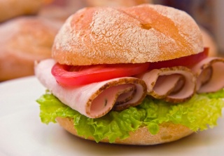 Les Franais mangent sur le pouce 65 fois par an, contre 30 fois dans un tablissement avec service  table (restauration traditionnelle).