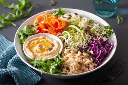 Dans les salades, augmentez les quantits de lgumes, mariez les lgumineuses (lentilles) avec les crales ou quivalent (boulgour, quinoa) et ajoutez des graines ou des graines germes.