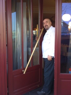 Alberto Herraiz devant son restaurant, quai des Grands-Augustins : Ltoile, je croyais que ctait une blague.