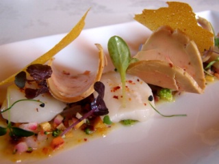 Foie gras cru de canard et noix de Saint-Jacques marines, lgumes croquants aux sucs doranges amres