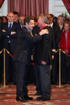 Nicolas Sarkozy remet  Georges Blanc les insignes de commandeur dans l'Ordre national de la Lgion d'honneur.