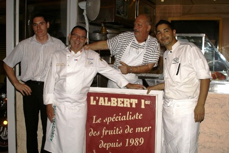 L'quipe du restaurant aux cts de Marcel Lesoille.