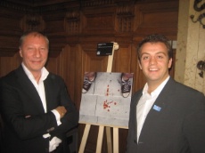 Eric Frechon et Alexandre Gauthier devant la photo du vainqueur.