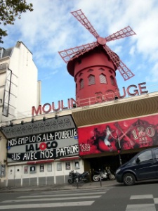 Les salaris de la Locomotive manifestent en faade leur opposition au plan de reprise de leur tablissement par leur voisin, le Moulin Rouge.