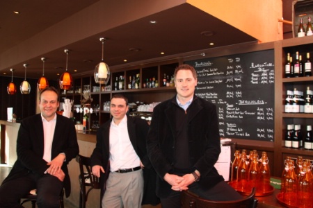 Florent Vannucci ( droite), patron de la Fine Fourchette a confi  Diego Fonti (au centre) la responsabilit du restaurant Le Tlphrique
