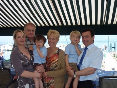 De gauche  droite : Caroline, Franois, Claudette, Emanuel avec leurs enfants Jules et Clment.