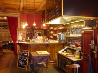 Le bar de La Hache, avec le frigidaire et la rtissoire anciens au premier plan,  droite