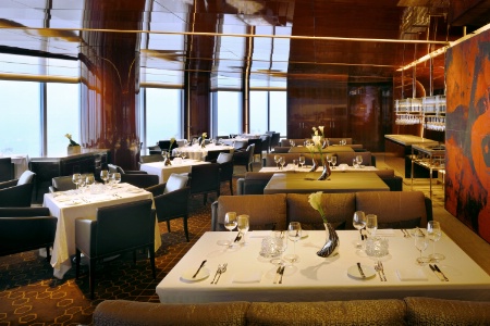 Le restaurant At.mosphere, au 122e tage de la plus haute tour du monde.