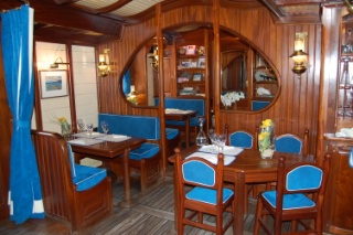 La salle de la Cambuse, esprit cabine de yacht.