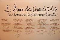 Chaque chef a laiss son autographe sur un document souvenir du Dner des grands chefs en l'honneur de la gastronomie franaise.