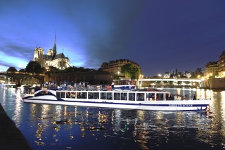 Le bateau Paris en Scne, de la Compagnie de la Seine.