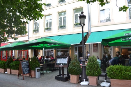 Le restaurant accueille 80 places sur sa terrasse qui donne sur la place Guillaume II.