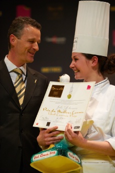Julie Lhumeau reoit le prix Rougi de Meilleur Commis du Bocuse d'Or Europe 2012 des mains de Pascal Schneider-directeur marketing Rougi.