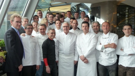 Laurent Plantier, prsident de Tous au Restaurant ( gauche) et Alain Ducasse (au centre), entour de chefs participants  Tous au Restaurant 2013, lors du lancement au restaurant 39V  Paris.