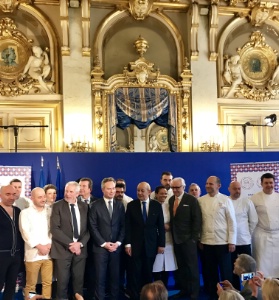 Jean-Baptiste Lemoyne, Secrétaire d'État, Jean-Yves Le Drian, ministre de l'Europe et des Affaires étrangères, Alain Ducasse et des chefs mobilisés pour l'opération de promotion de la gastronomie française, lors du lancement au Quai d'Orsay.