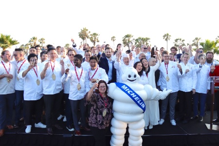 Gwendal Poullennec, directeur international des guides Michelin, entours des chefs toils du premier guide Michelin Californie, lors de son lancement  Huntington Beach.