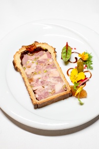 Pt-crote au foie gras et sang de canard challandais.