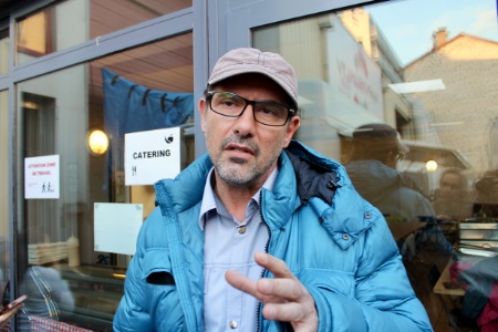 Paul Pairet rpond  quelques journalistes, en marge du tournage de la 11e dition de Top Chef  La Plaine-Saint-Denis.