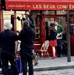 Emily in Paris : le Terra Nera transform en Les Deux Compres pour le tournage.
