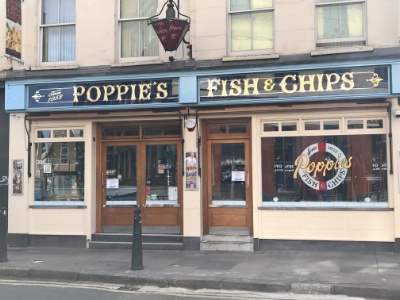  Londres, dans le quartier branch de Shoreditch, la facade ferme d'un Fish & Chips.